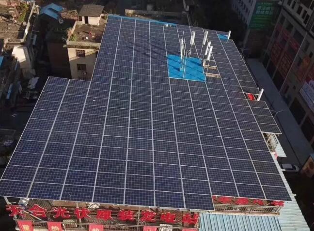 夏天在屋頂裝個太陽能光伏電站發電隔熱兩不誤