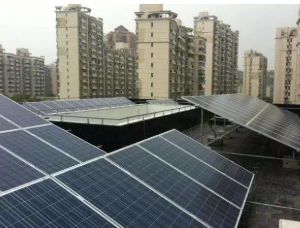 廠房屋頂全部由光伏組件構成 廠房屋頂全部由光伏組件構成